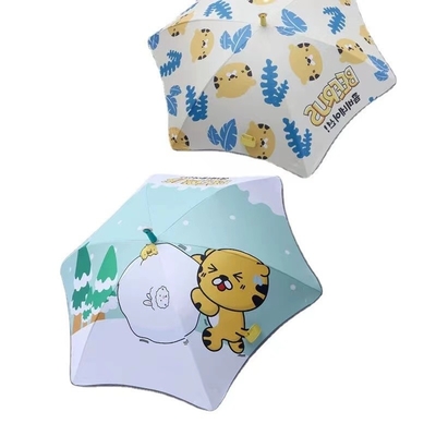 Um guarda-chuva infantil de desenhos animados com alça longa e patinação automática