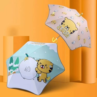 Um guarda-chuva infantil de desenhos animados com alça longa e patinação automática