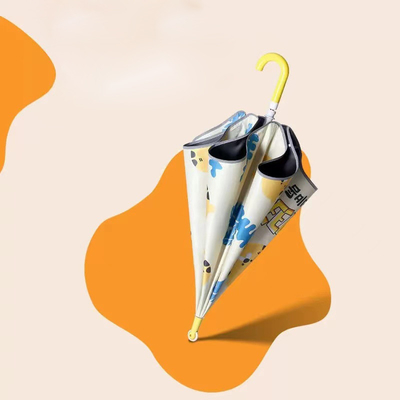 Um guarda-chuva infantil de desenhos animados com alça longa e patinação automática