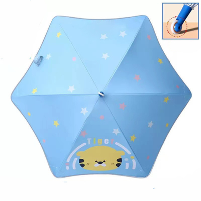 Um guarda-chuva infantil de desenhos animados com alça longa e patinação automática