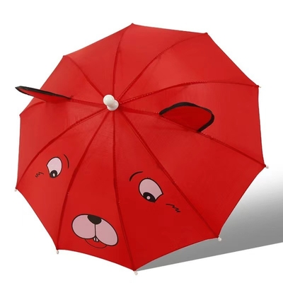 Um guarda-chuva para crianças com uma única função e uma alça de plástico