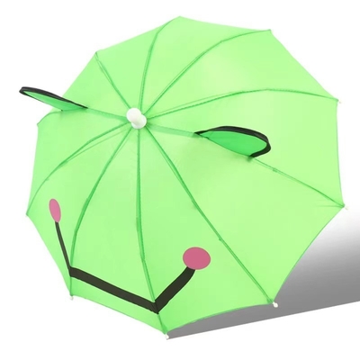 Um guarda-chuva para crianças com uma única função e uma alça de plástico