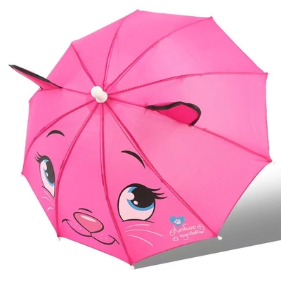 Um guarda-chuva para crianças com uma única função e uma alça de plástico