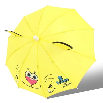 Um guarda-chuva para crianças com uma única função e uma alça de plástico