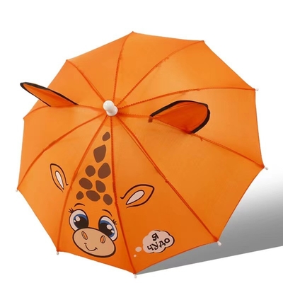 Um guarda-chuva para crianças com uma única função e uma alça de plástico