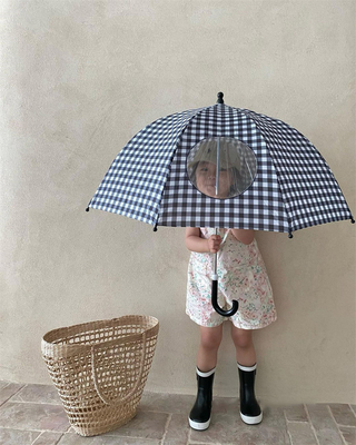 Um guarda-chuva transparente para crianças para viagens