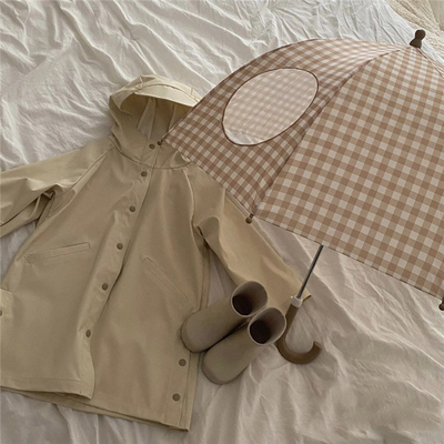 Um guarda-chuva transparente para crianças para viagens
