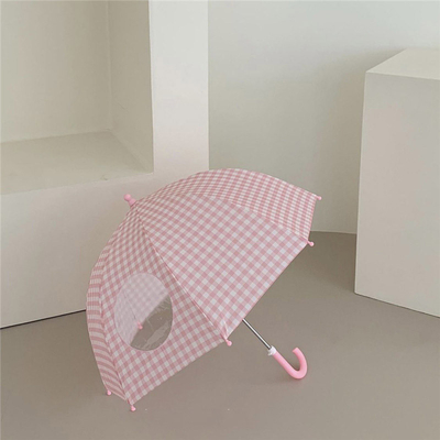 Um guarda-chuva transparente para crianças para viagens