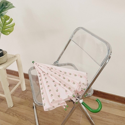 Um guarda-chuva clássico para crianças perfeito para a escola das meninas e necessidades diárias rosa