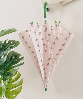 Um guarda-chuva clássico para crianças perfeito para a escola das meninas e necessidades diárias rosa