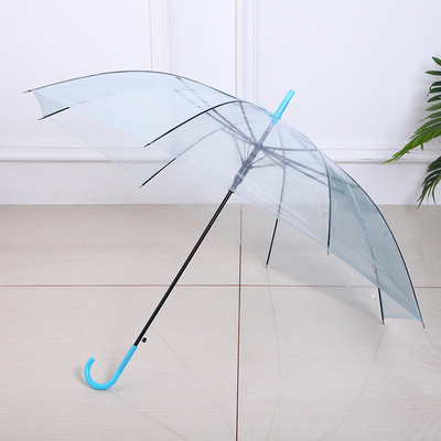 Um guarda-chuva transparente com função de abertura automática
