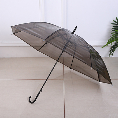 Um guarda-chuva transparente com função de abertura automática