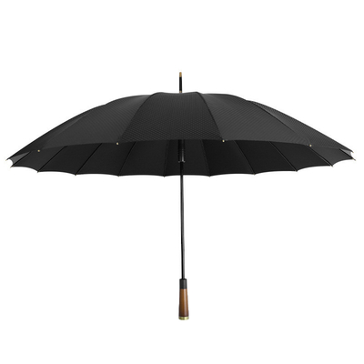 Um guarda-chuva retrô estilo recto Manobra longa de cavalheiro e favorito dos homens de negócios