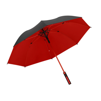 Um guarda-chuva de golfe duplo grande com cobertura de vinil transparente e cabo longo
