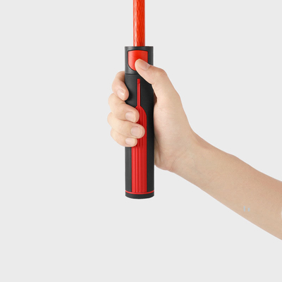 Um guarda-chuva de golfe duplo grande com cobertura de vinil transparente e cabo longo