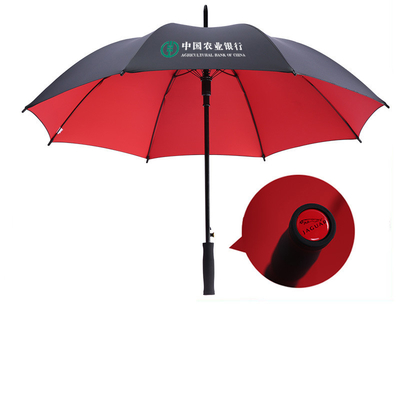 Um guarda-chuva de publicidade automática de presente com alça reta e material de painel de ponche