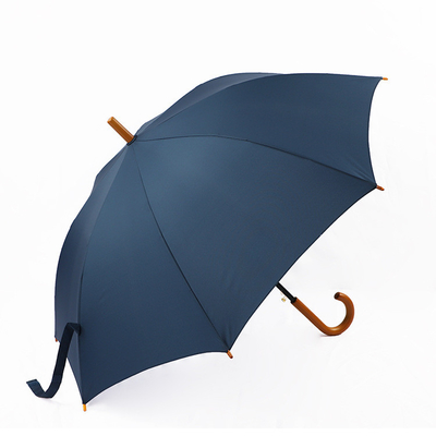 Um guarda-chuva de 8 costelas com marca de empresa personalizada e tecido Pongee 190T