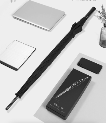 Um guarda-chuva de fibra de vidro leve com impressões personalizadas e abertura automática reta