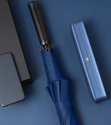 Um guarda-chuva de fibra de vidro leve com impressões personalizadas e abertura automática reta