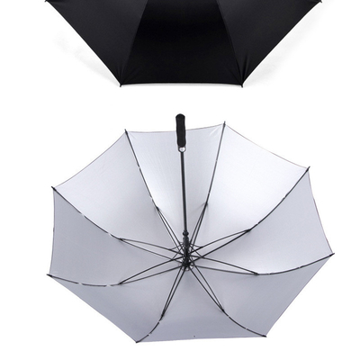 Um guarda-chuva de golfe leve e portátil com costelas de fibra de vidro