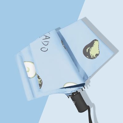 Um guarda-chuva de sol criativo com logotipo impresso e controle manual