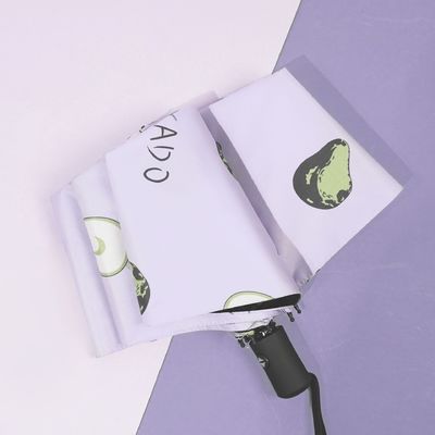 Um guarda-chuva de sol criativo com logotipo impresso e controle manual