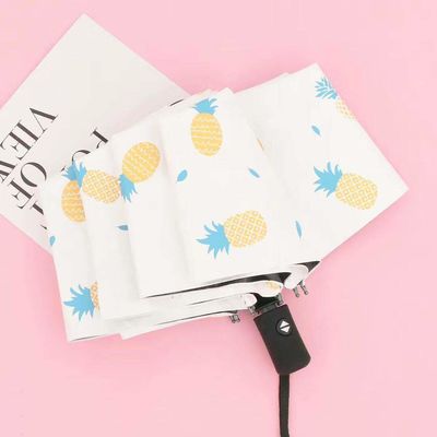 Um guarda-chuva de sol criativo com logotipo impresso e controle manual