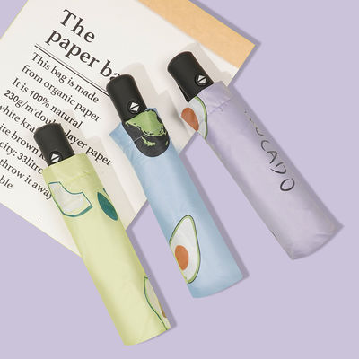 Um guarda-chuva de sol criativo com logotipo impresso e controle manual