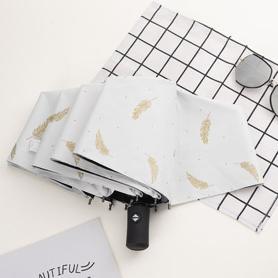 Um guarda-chuva de sol criativo com logotipo impresso e controle manual