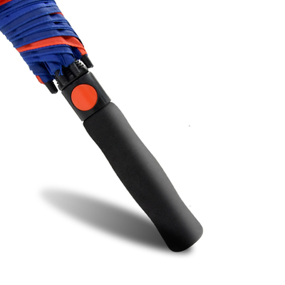 Um guarda-chuva de golfe personalizado de 30 polegadas com impressões de logotipo de marca e camadas duplas