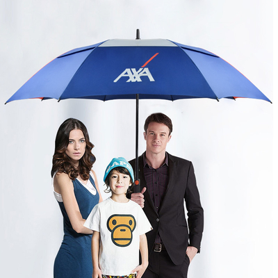 Um guarda-chuva de golfe personalizado de 30 polegadas com impressões de logotipo de marca e camadas duplas