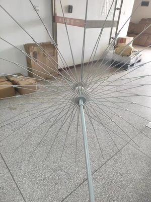Um guarda-chuva à prova de vento com impressões personalizadas de logotipo e tecido de nylon de 100 T