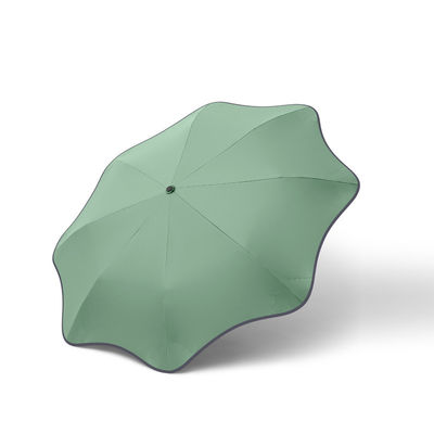 Um guarda-chuva compacto e de dupla finalidade totalmente automático de borracha revestida de punho de proteção solar