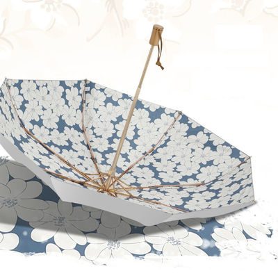 Um guarda-sol de liga de prata de titânio para proteção solar UV e resistência ao vento