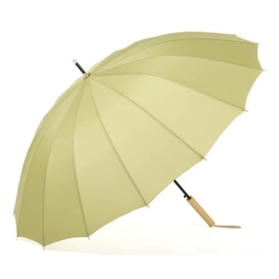 Arco de fibra de vidro 16K Grande guarda-chuva de golfe amarelo à prova de vento com alça de madeira reta