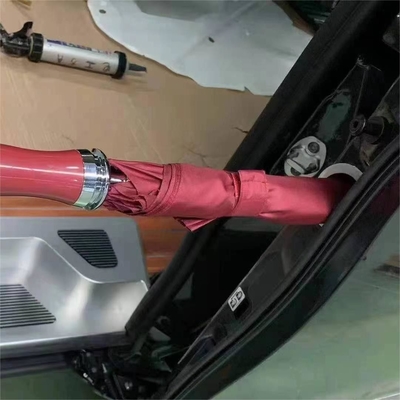 Um guarda-chuva à prova de vento de 120 cm com um design exclusivo de 8K de 24 polegadas
