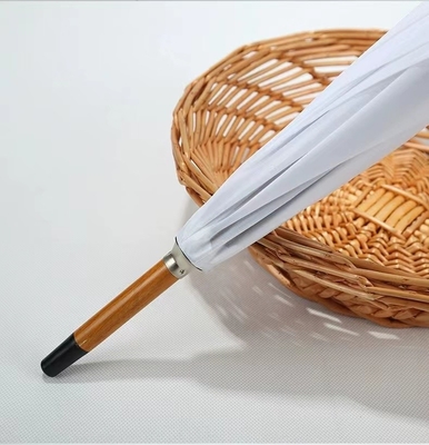Guarda-chuvas de cores personalizadas na Espanha com estrutura longa de fibra de vidro e alça de madeira