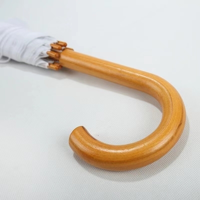 Guarda-chuvas de cores personalizadas na Espanha com estrutura longa de fibra de vidro e alça de madeira