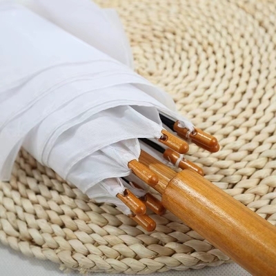 Guarda-chuvas de cores personalizadas na Espanha com estrutura longa de fibra de vidro e alça de madeira