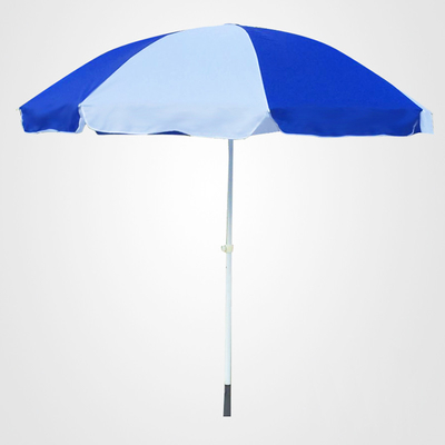Um guarda-chuva de praia de sol com inclinação de botão e impressão de logotipo personalizado
