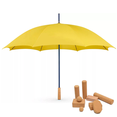Um guarda-chuva de golfe reto de madeira com alça de cortiça RPET ecológica para marca personalizada