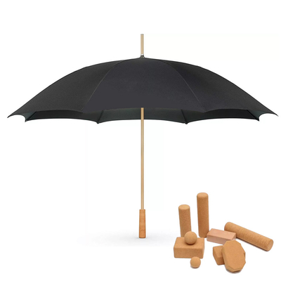 Um guarda-chuva de golfe reto de madeira com alça de cortiça RPET ecológica para marca personalizada