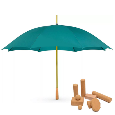 Um guarda-chuva de golfe reto de madeira com alça de cortiça RPET ecológica para marca personalizada