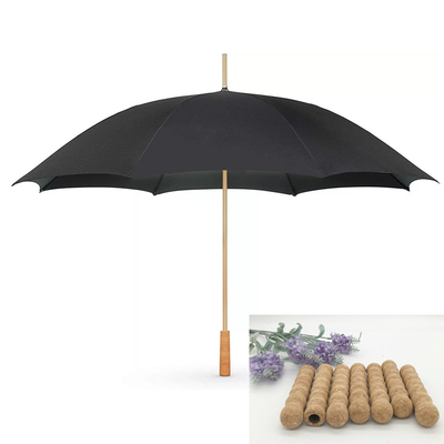 Um guarda-chuva de golfe reto de madeira com alça de cortiça RPET ecológica para marca personalizada