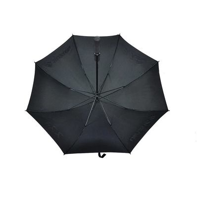 Um guarda-chuva de golfe reto de madeira com alça de cortiça RPET ecológica para marca personalizada