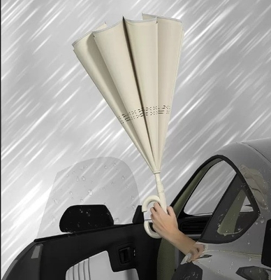 Um guarda-chuva reforçado e à prova de vento para dois homens e duas mulheres de 105 cm de diâmetro aberto