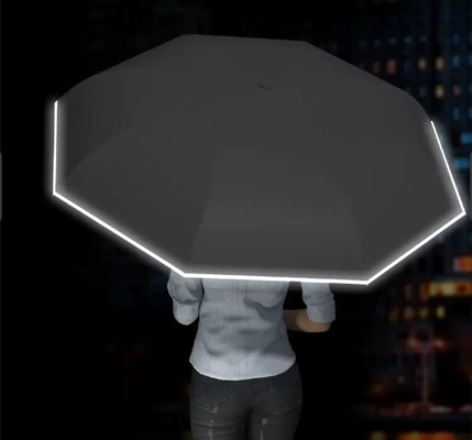 Um guarda-chuva reforçado e à prova de vento para dois homens e duas mulheres de 105 cm de diâmetro aberto