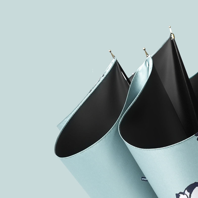 Um guarda-chuva personalizado e reto com um cabo personalizado para um visual personalizado e elegante