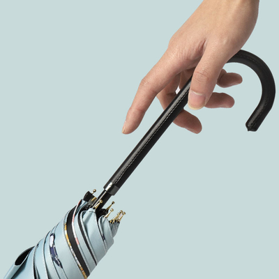 Um guarda-chuva personalizado e reto com um cabo personalizado para um visual personalizado e elegante