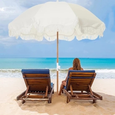 Um guarda-sol de praia com flanges de algodão e função tudo-em-um